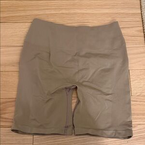 Alphalete amplify 7in bikers tan medium